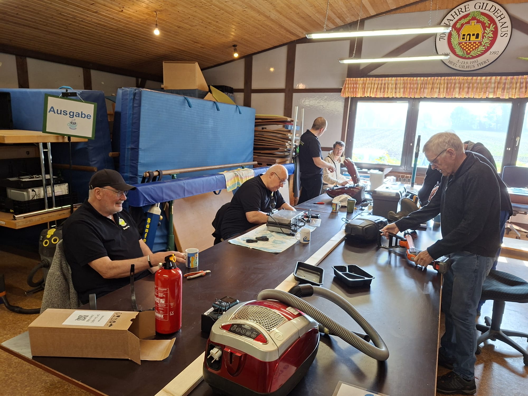 Gruppe Monteure und Besucher